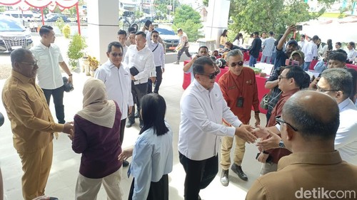 WamenPAN-RB Purwadi Arianto, meninjau langsung pelaksanaan seleksi calon manajer Koperasi Desa Merah Putih (KDMP) di Kupang, Senin (11/5/2026). (Simon Selly/detikBali)