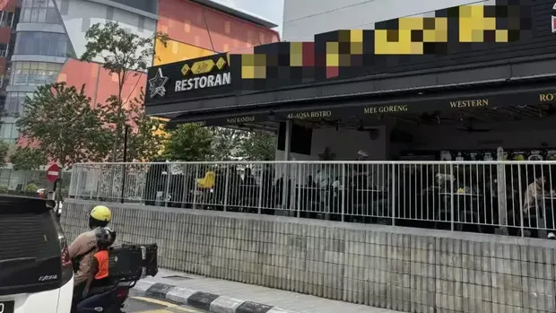 Jorok! Warung Makan Ini Ketahuan Taruh Ayam di Atas Tempat Sampah