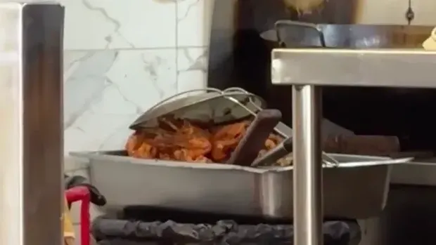 Jorok! Warung Makan Ini Ketahuan Taruh Ayam di Atas Tempat Sampah