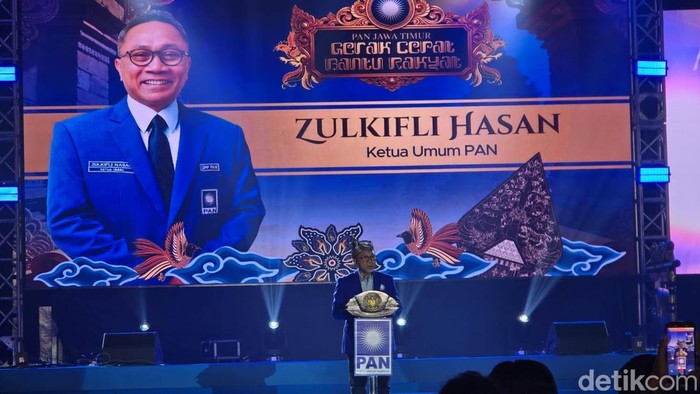 Zulkifli Hasan, Ketua Umum PAN saat melantik pengurus DPD PAN se-Jatim.
