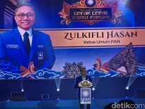 Lantik Pengurus PAN se-Jatim, Zulhas Singgung Loyalitas Partai ke Prabowo