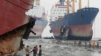 Pekerja Shipbreaking di Bangladesh membongkar kapal-kapal raksasa yang sudah tidak layak jalan hanya dengan alat manual di pinggir pantai. Tanpa alat pelindung, mereka setiap hari bertaruh nyawa menghadapi ancaman ledakan dan paparan racun asbes yang sangat mematikan. Foto: BoredPanda