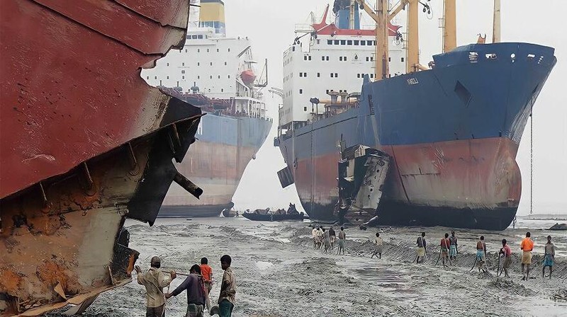 Daftar pekerjaan ekstrem ini bertaruh nyawa di tengah peluru, kegelapan laut dalam, hingga ancaman tambang runtuh. BoredPanda