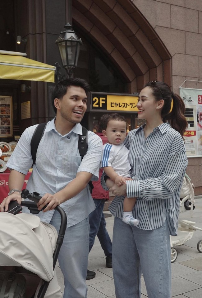 Aaliyah Massaid bersama suami dan anaknya bertolak ke Jepang. Ketiganya tampil kompak dalam balutan busana bernuansa biru muda. Foto: Instagram/@aaliyah.massaid