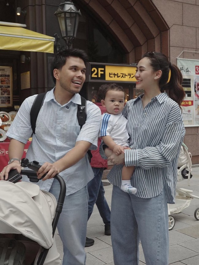 Potret Aaliyah Massaid Liburan ke Jepang Sambil Momong Anak, Tetap Stylish