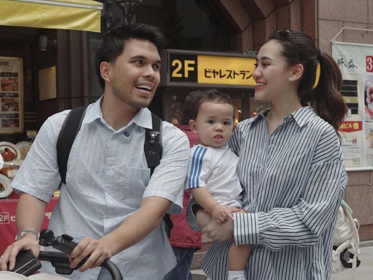 Potret Aaliyah Massaid Liburan ke Jepang Sambil Momong Anak, Tetap Stylish