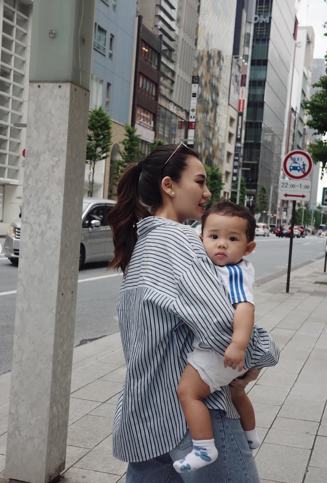 Meski sambil momong sang putra, baby Arash, Aaliyah tetap terlihat cantik dan stylish. Ia memadukan kemeja garis-garis dengan celana panjang jeans berwarna senada. Foto: Instagram/@aaliyah.massaid