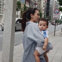 Meski sambil momong sang putra, baby Arash, Aaliyah tetap terlihat cantik dan stylish. Ia memadukan kemeja garis-garis dengan celana panjang jeans berwarna senada. Foto: Instagram/@aaliyah.massaid