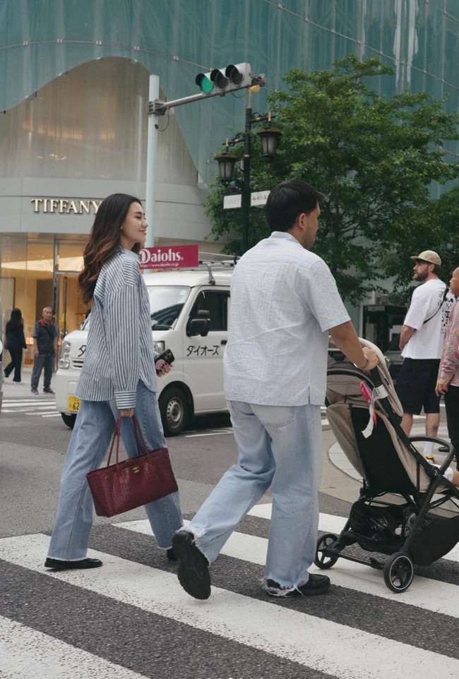 Melengkapi penampilannya, Aaliyah menenteng tas merah keluaran Chanel. Small Shopping Bag in Crocodile Embossed Calfskin & Gold-Tone Metal itu dibanderol dengan harga sekitar Rp 137 juta. Foto: Instagram/@aaliyah.massaid