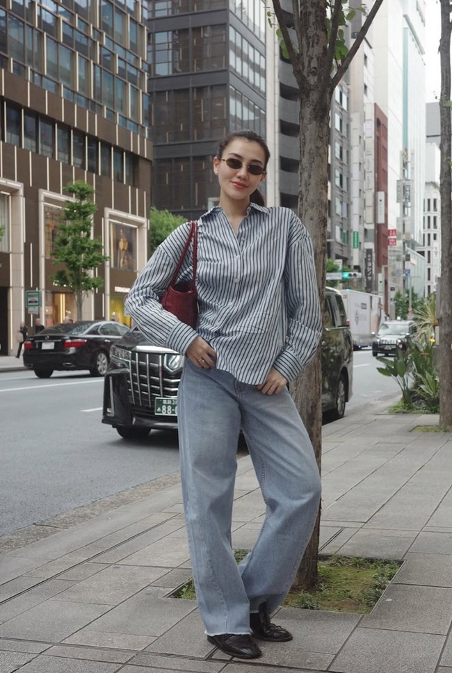Tampil simpel effortless, Aaliyah terlihat memukau. Rambut panjangnya hanya diikat ponytail, memberikan kesan yang rapi. Ia menambahkan kaca mata hitam untuk membuat penampilannya makin stylish. Foto: Instagram/@aaliyah.massaid