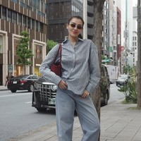 Tampil simpel effortless, Aaliyah terlihat memukau. Rambut panjangnya hanya diikat ponytail, memberikan kesan yang rapi. Ia menambahkan kaca mata hitam untuk membuat penampilannya makin stylish. Foto: Instagram/@aaliyah.massaid