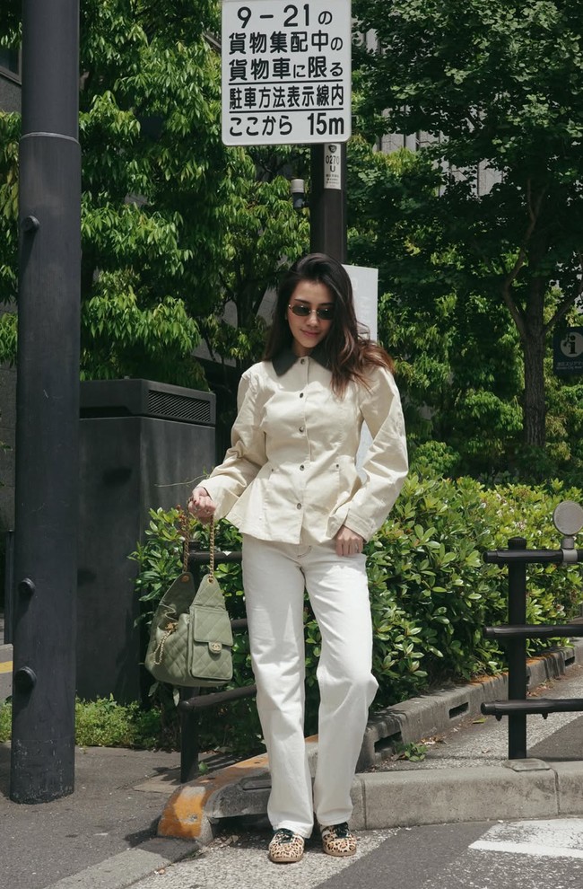 Pada kesempatan lain Aaliyah memilih padu padan kemeja dan celana panjang putih. Kali ini ia memilih memadukannya dengan tas Chanel berwarna olive. Foto: Instagram/@aaliyah.massaid