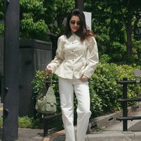 Pada kesempatan lain Aaliyah memilih padu padan kemeja dan celana panjang putih. Kali ini ia memilih memadukannya dengan tas Chanel berwarna olive. Foto: Instagram/@aaliyah.massaid