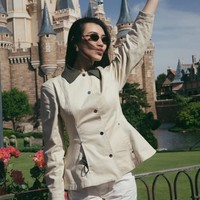 Melengkapi gayanya, Aaliyah kembali mengenakan kaca mata hitam. Pesona istri Thariq Halilintar itu tampak begitu terpancar selama liburan. Foto: Instagram/@aaliyah.massaid