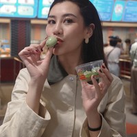Riasan wajahnya juga tampak simpel dengan pulasan makeup natural minimalis. Bulu mata panjang dan lentik serta lipstik pink nude membuat tampilannya makin fresh. Foto: Instagram/@aaliyah.massaid