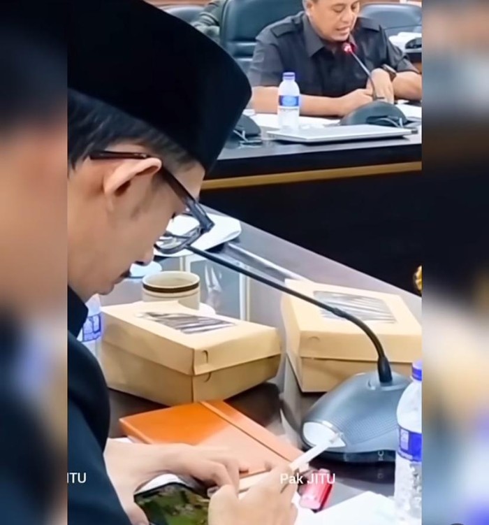 Anggota DPRD Jember kepergok main game dan merokok saat rapat