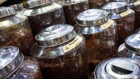 Harga kopi yang ditawarkan cukup beragam tergantung jenis dan kualitasnya. Kisarannya mulai Rp130 ribu hingga Rp800 ribu per kilogram.