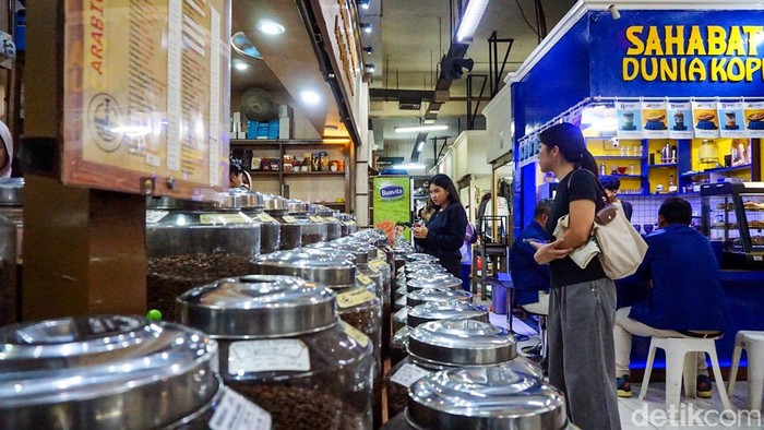 Penjual sibuk melayani pembeli kopi di Pasar Santa, Jakarta, Selasa (12/5/2026). Aktivitas jual beli terlihat ramai sejak pagi seiring meningkatnya minat masyarakat terhadap kopi.