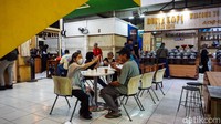Konsumen yang datang berasal dari berbagai kalangan, termasuk wisatawan mancanegara. Tidak hanya pembeli individu, pemilik kafe juga mencari pasokan biji kopi di tempat ini.