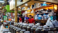 Biji kopi yang dijual berasal dari berbagai daerah di Indonesia. Beberapa di antaranya berasal dari Jawa Barat, Temanggung, hingga Aceh.