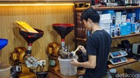 Aroma kopi sudah tercium sejak pengunjung menuruni tangga menuju area basement. Di lokasi tersebut terdapat toko biji kopi berukuran besar yang ramai dikunjungi.