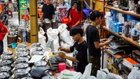 Penjual sibuk melayani pembeli kopi di Pasar Santa, Jakarta, Selasa (12/5/2026). Aktivitas jual beli terlihat ramai sejak pagi seiring meningkatnya minat masyarakat terhadap kopi.