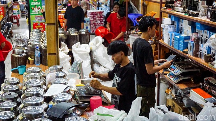 Penjual sibuk melayani pembeli kopi di Pasar Santa, Jakarta, Selasa (12/5/2026). Aktivitas jual beli terlihat ramai sejak pagi seiring meningkatnya minat masyarakat terhadap kopi.