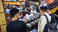 Bisnis kopi di Pasar Santa terus menggeliat dan menjadi salah satu daya tarik pengunjung. Kios-kios kopi tampak ramai didatangi pembeli setiap harinya.