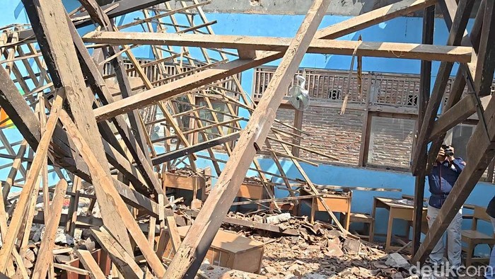 Atas ruang kelas Madrasah Tsanawiyah (MTs) Muhammadiyah 4 Bulu, Kecamatan Sambungmacan, Sragen, ambruk. Berikut fakta-faktanya.