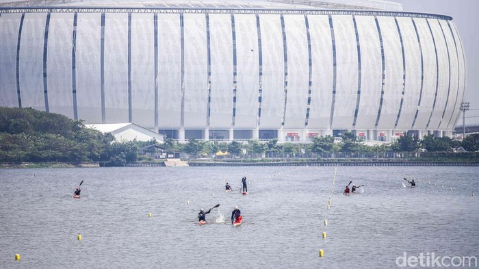 Atlet kano Pemprov DKI Jakarta menjalani latihan intensif di Waduk Cincin, Jakarta Utara, Selasa (12/5/2026), sebagai persiapan menghadapi Kejuaraan Nasional pada Oktober mendatang. Latihan dilakukan untuk meningkatkan kemampuan teknis sekaligus kesiapan fisik.