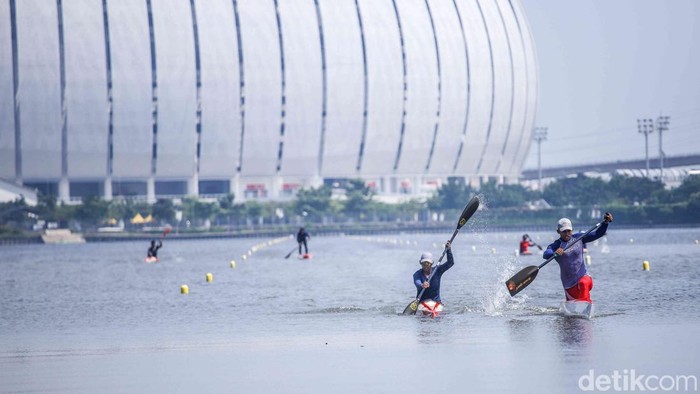 Atlet kano Pemprov DKI Jakarta menjalani latihan intensif di Waduk Cincin, Jakarta Utara, Selasa (12/5/2026), sebagai persiapan menghadapi Kejuaraan Nasional pada Oktober mendatang. Latihan dilakukan untuk meningkatkan kemampuan teknis sekaligus kesiapan fisik.