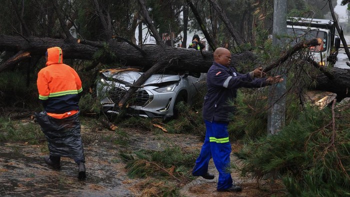Badai hebat menerjang Cape Town dan menyebabkan kerusakan di sejumlah wilayah kota. Cuaca ekstrem itu melanda Cape Town, Afrika Selatan, Senin (11/5/2026).