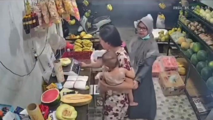 Rekaman CCTV emak-emak cubit balita anak penjual buah di Sekardangan, Kota Sidoarjo