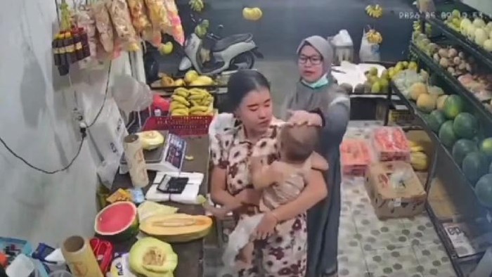 Rekaman CCTV emak-emak cubit balita anak penjual buah di Sekardangan, Kota Sidoarjo