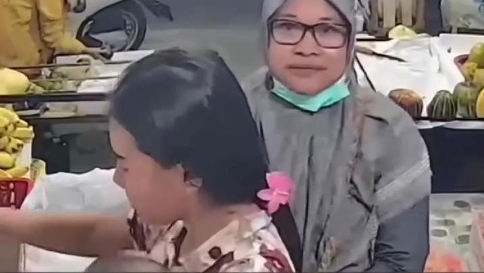 Rekaman CCTV emak-emak cubit balita anak penjual buah di Sekardangan, Kota Sidoarjo