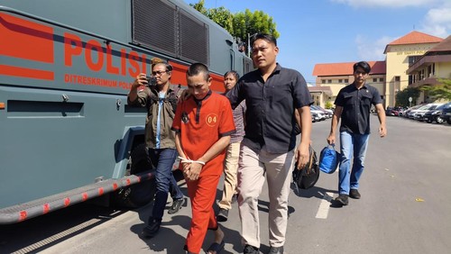 Bara Primario, pembunuh dan pembakar ibu kadung, diserahkan oleh polisi ke Kejari Mataram, Selasa (12/5/2026). (Foto: Abdurrasyid Efendi/detikBali).