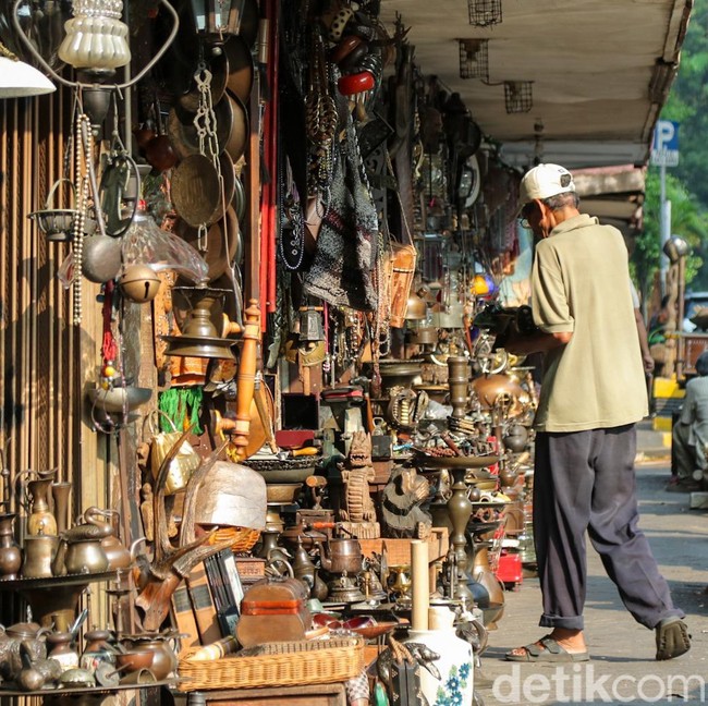 Berburu Harta Karun Vintage di Pasar Antik Jalan Surabaya
