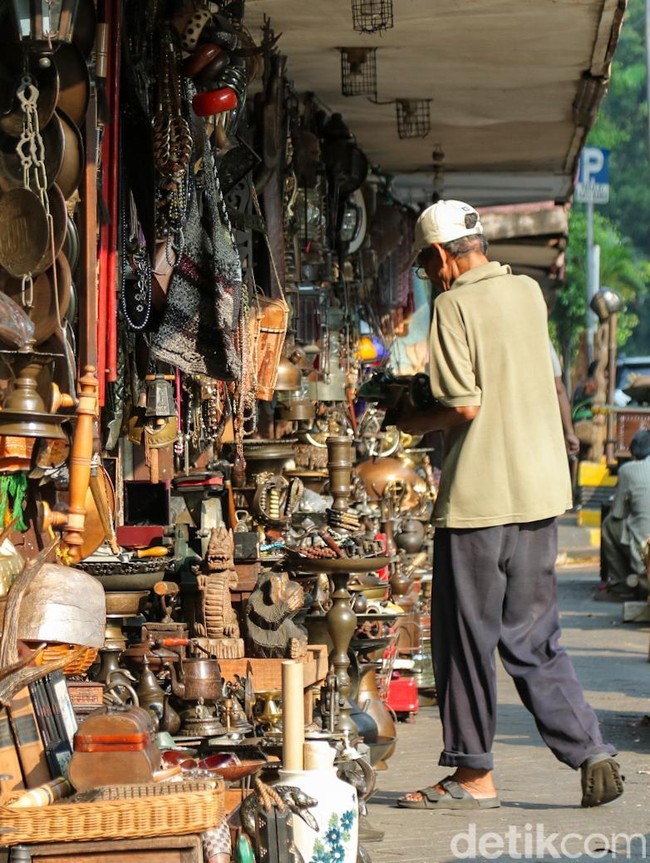 Berburu Harta Karun Vintage di Pasar Antik Jalan Surabaya
