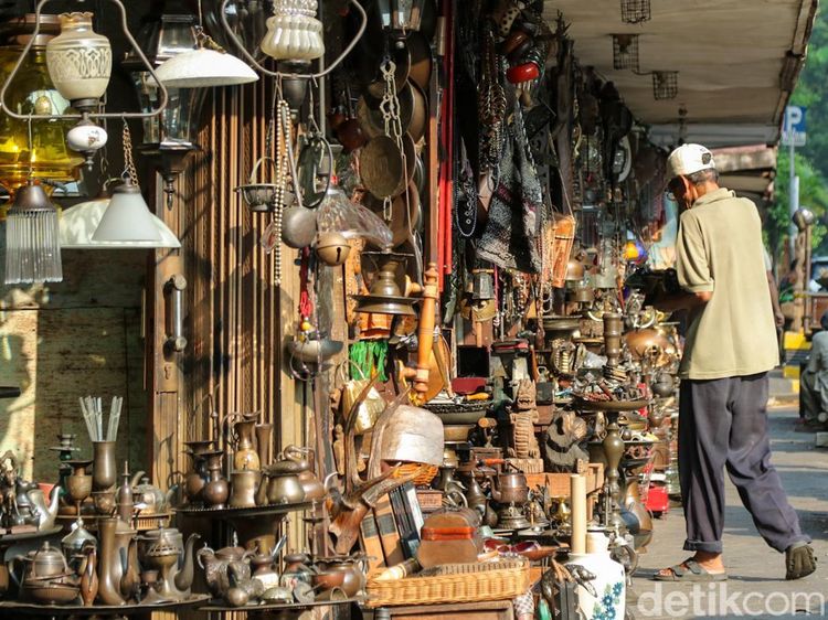Berburu Harta Karun Vintage di Pasar Antik Jalan Surabaya