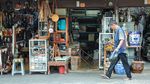 Berburu Harta Karun Vintage di Pasar Antik Jalan Surabaya