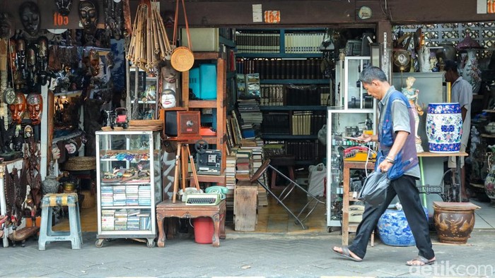 Suasana khas penuh nuansa tempo dulu terasa di Pasar Barang Antik Jalan Surabaya, Selasa (12/5/2026). Deretan kios yang berjajar di sepanjang jalan menjadi tempat favorit para kolektor dan pencinta barang vintage berburu berbagai barang antik bernilai sejarah.