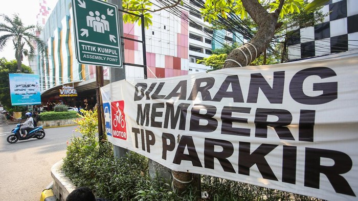 Petugas Dinas Perhubungan merapihkan motor yang terparkir di kawasan Blok M Square, Jakarta, Selasa (12/5/2026).

Area parkir di kawasan Blok M Square kembali dapat digunakan masyarakat usai sebelumnya dilakukan penyegelan oleh DPRD DKI Jakarta.