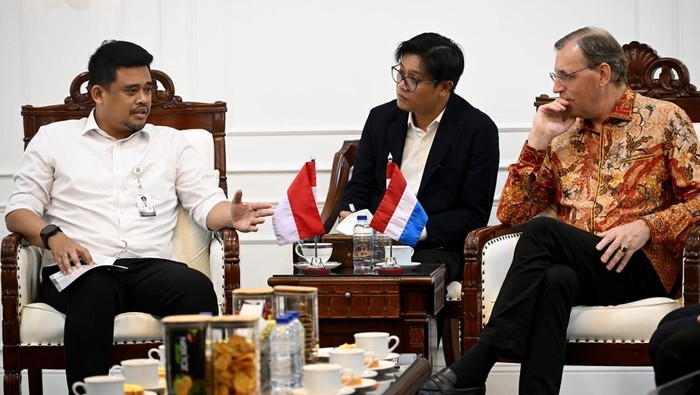 Bobby Nasution bertemu dengan Wakil Kepala Misi Kedutaan Besar Kerajaan Belanda di Jakarta, Adriaan Palm, di Kantor Gubsu. (dok. Diskominfo Sumut)
