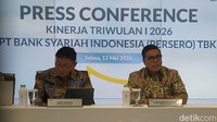 Direktur Utama BSI Anggoro Eko Cahyo dan Wakil Direktur Utama Bob T.Ananta memberikan keterangan pers di Jakarta, Selasa (12/5/2026). Kinerja Triwulan I Tahun 2026 PT Bank Syariah Indonesia (Persero) Tbk (BSI) mencetak laba bersih Rp2,2 triliun naik 17,1 % (YOY) didorong peningkatan Tabungan yang tumbuh 20,18% (YOY) tertinggi di industri.  Foto: Agung Pambudhy/ detikFoto