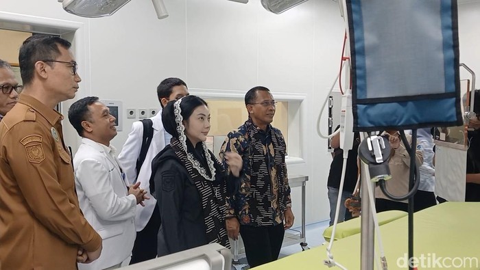 Bupati Brebes Paramitha Widya Kusuma dan Dirut BPJS Kesehatan Mayjen TNI (Purn) Dr. dr. Prihati Pujowaskito saat meresmikan layanan cathlab di RSUB Brebes, Selasa (12/5/2026).