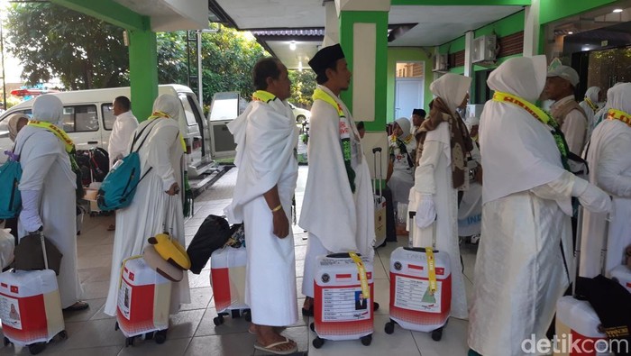 Jemaah calon haji Embarkasi Solo di Asrama Haji Donohudan, Boyolali.