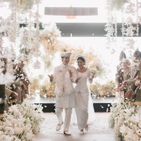 Pernikahan Shenina Cinnamon dan Angga Yunanda menghadirkan dekorasi serba putih yang sangat dreamy dan ethereal. Dekorasi mereka juga memanfaatkan layering tekstur bunga putih yang berbeda-beda seperti Lily, Baby’s breath, Anggrek, Hydrangea dan Krisan, agar tidak monoton. Foto: Instagram
