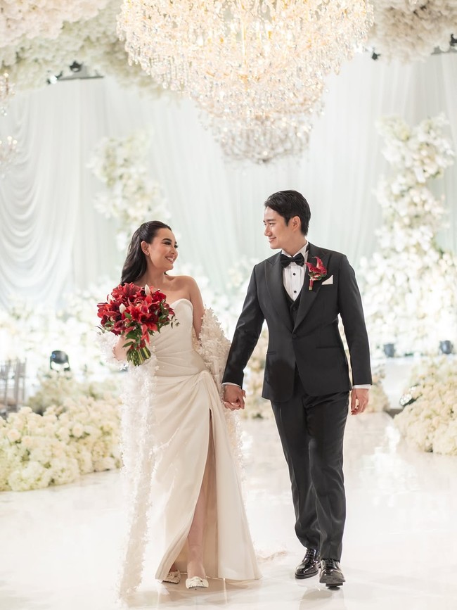 Amanda Manopo identik dengan gaya glamor dan feminin. Kombinasi mawa putih, Peony, Anggrek dan Carnation cocok untuk pasangan yang ingin pesta pernikahan bak putri kerajaan modern. Foto: Instagram