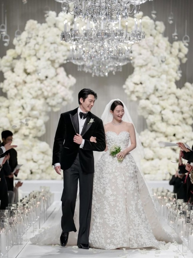 Pasangan Shin Min Ah dan Kim Woo Bin, memilih dekorasi serba putih yang clean dan understated luxury khas Korea Selatan. Konsep dekorasi putih ala Korean wedding biasanya tidak terlalu ramai, tetapi tetap terlihat mahal. Konsep ini cocok untuk ballroom modern maupun intimate wedding. Foto: Instagram