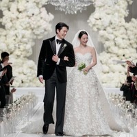 Pasangan Shin Min Ah dan Kim Woo Bin, memilih dekorasi serba putih yang clean dan understated luxury khas Korea Selatan. Konsep dekorasi putih ala Korean wedding biasanya tidak terlalu ramai, tetapi tetap terlihat mahal. Konsep ini cocok untuk ballroom modern maupun intimate wedding. Foto: Instagram